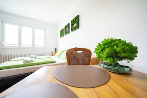 3 habitaciones, tabla de planchar con plancha y cuna de viaje