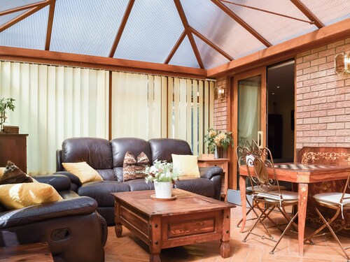 5 bedroom accommodation in Gamston, near Nottingham