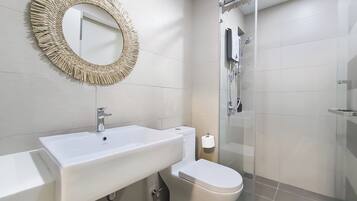 Apartment, 1 Bedroom | Bilik Mandi | Pengering rambut, tuala disediakan, syampu, tisu tandas