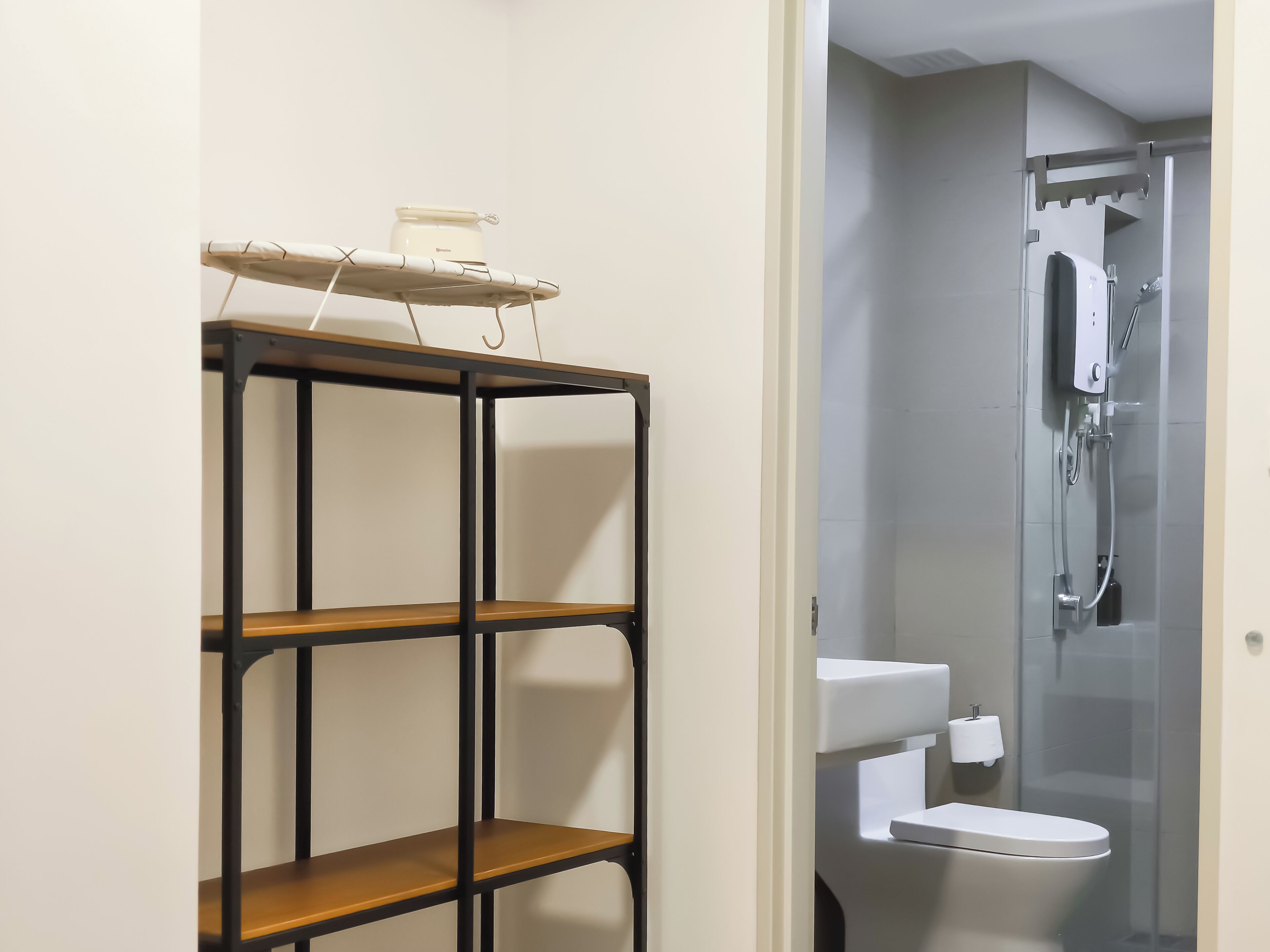 Un baño con inodoro, lavabo y ducha.