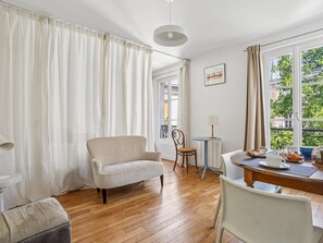 Living area - Elegant getaway in the Marais (Paris)
