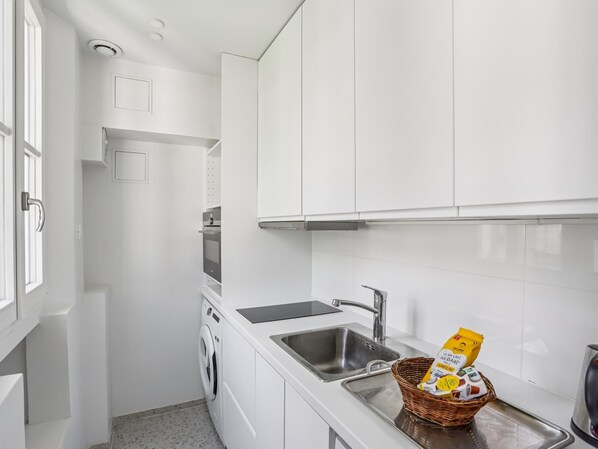 Fridge, oven, coffee/tea maker, toaster