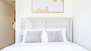 Een kluis op de kamer, een strijkplank/strijkijzer, gratis wifi