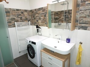 Dusche, Haartrockner, Handtücher