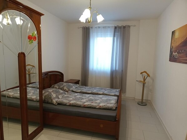 1 habitación, tabla de planchar con plancha, wifi y ropa de cama 