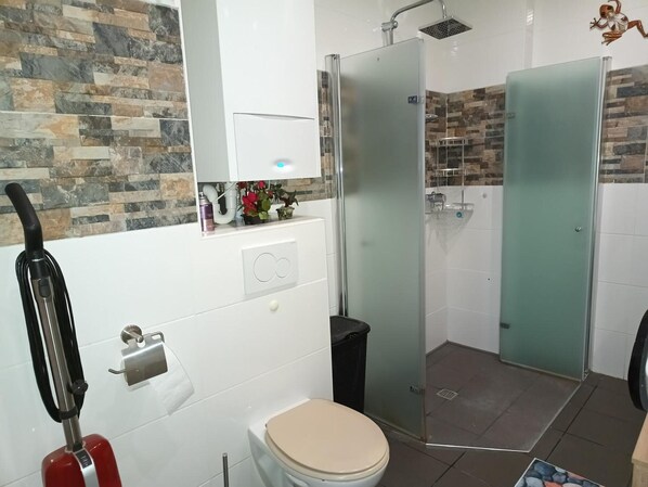 Douche, séchoir à cheveux, serviettes fournies