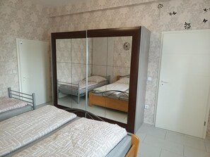 3 slaapkamers, een strijkplank/strijkijzer, wifi, beddengoed