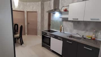 Kjøleskap, mikrobølgeovn, ovn og kokeplater