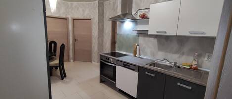 Frigorífico, microondas, horno y placa de cocina