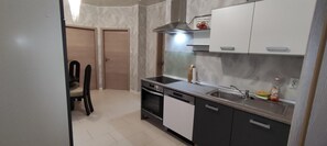 Kylskåp, mikrovågsugn, ugn och spishäll