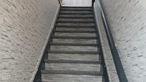 A staircase with a brick wall on either side, leading to a door at the top. - Fürstenhaus and Hofgeismar Center! (Hofgeismar)