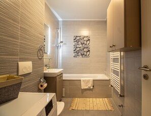 Deluxe Apartment | Bathroom | Combined shower/bathtub, hair dryer, slippers, towels - MoHost - Lube (Brasov)