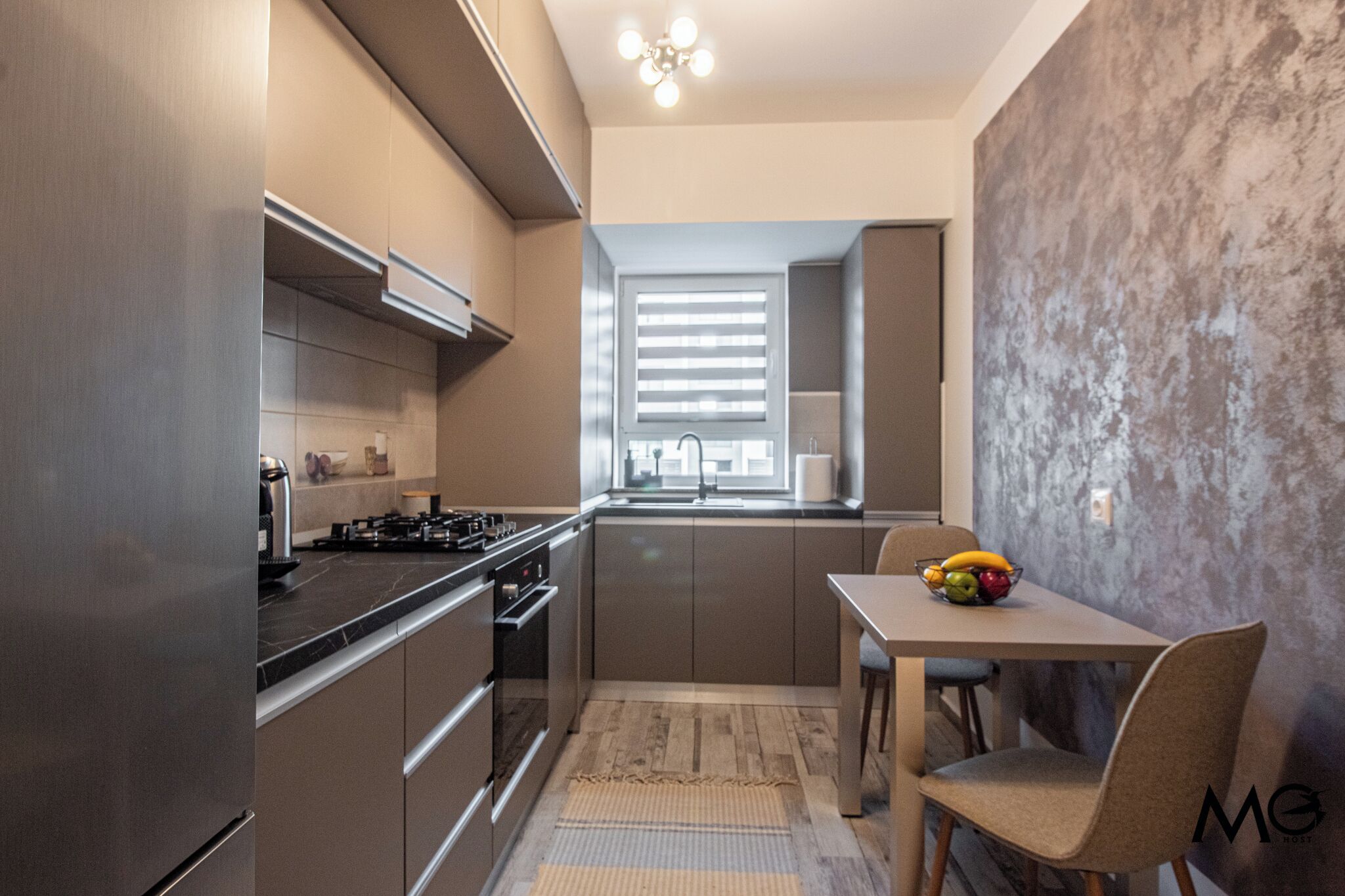 Departamento Deluxe | Cocina privada | Refrigerador con congelador, microondas, horno y parrilla de estufa 