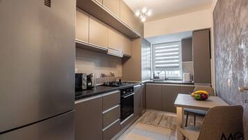 Deluxe Apartment | Private kitchen | Full-sized fridge, microwave, oven, stovetop