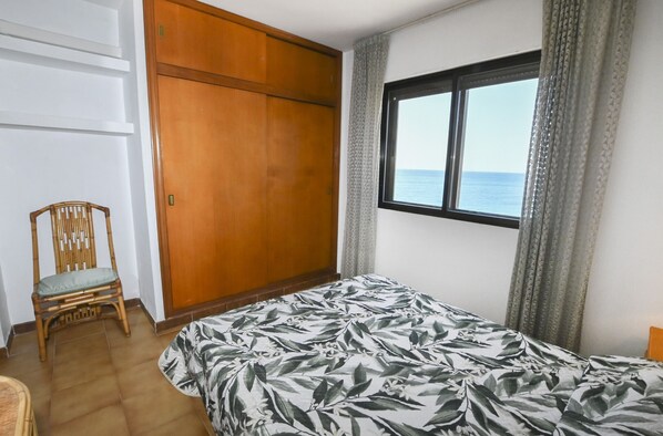 Tabla de planchar con plancha, wifi, ropa de cama
