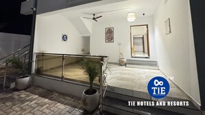 L’extérieur d’un hôtel appelé « Marine », avec une enseigne indiquant « TIE Hotels and Resorts ».