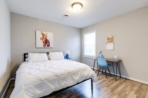 3 bedrooms, desk, iron/ironing board, travel crib - Extended Stay: The Sunny Cottage at Byrd Park! (Richmond)