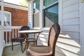 Outdoor dining - Extended Stay: The Sunny Cottage at Byrd Park! (Richmond)