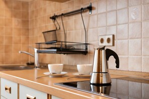 Frigorífico, horno, placa de cocina y cafetera o tetera