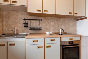 Réfrigérateur, four, plaque de cuisson, cafetière/bouilloire