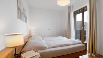 1 bedroom, desk, WiFi, bed sheets