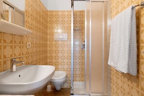 Een douche, gratis toiletartikelen, een haardroger, handdoeken