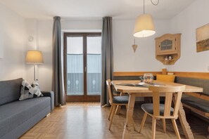 Un salon moderne avec un canapé, une table à manger et un banc.