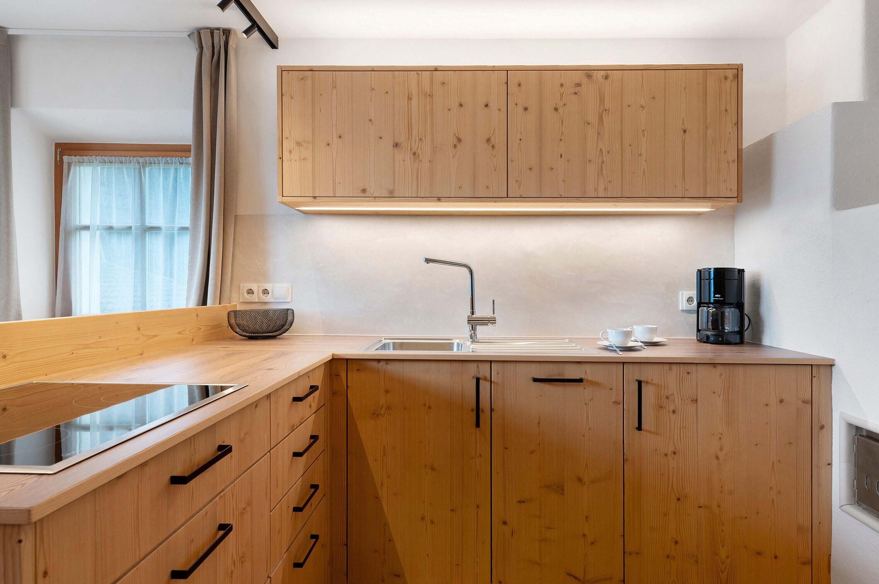 Fridge, stovetop, dishwasher, coffee/tea maker