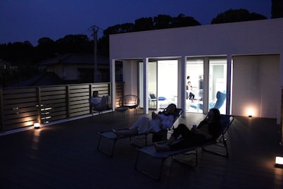 Airport Terrace1 2-story private villa with large roof balcony, sauna, parking, pets, indoor BBQ