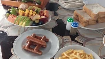 Se ofrece un desayuno completo (7 USD por persona)