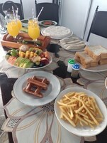 每日供应全套早餐（每人 USD 7）