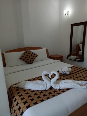 In-room safe, iron/ironing board, free WiFi, bed sheets - Othashy Airport Hotel (Katunayaka)