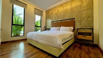 Firemannsrom – familie, elveutsikt | Skrivebord, skrivebord for bærbar PC og blendingsgardiner