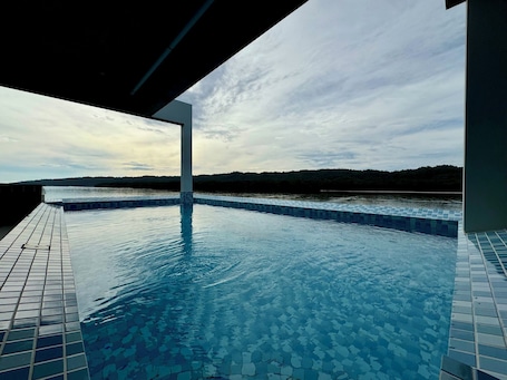 Una piscina al aire libre