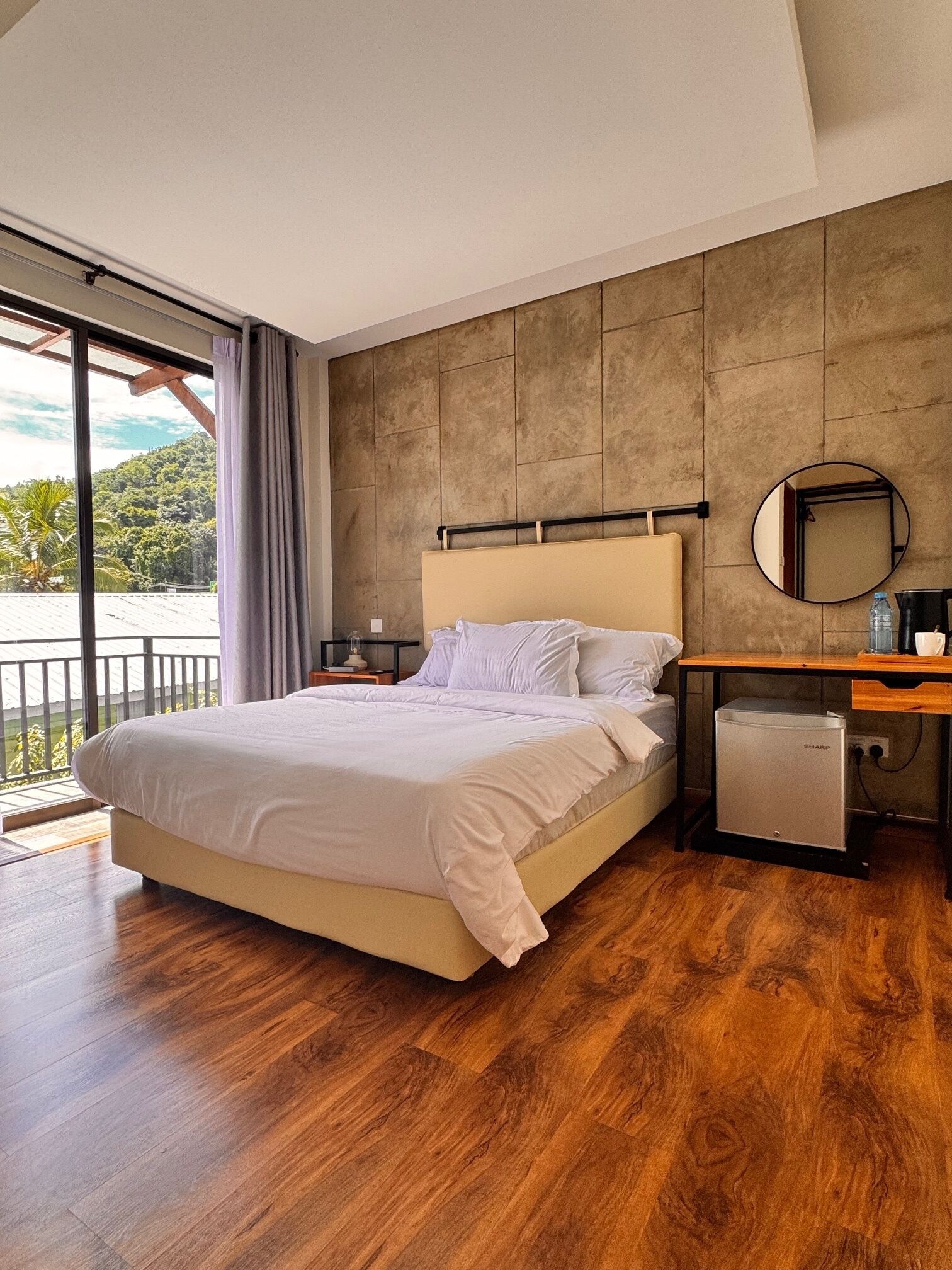 标准双人房 | 办公桌、笔记本电脑工作区、遮光窗帘、熨斗/熨板