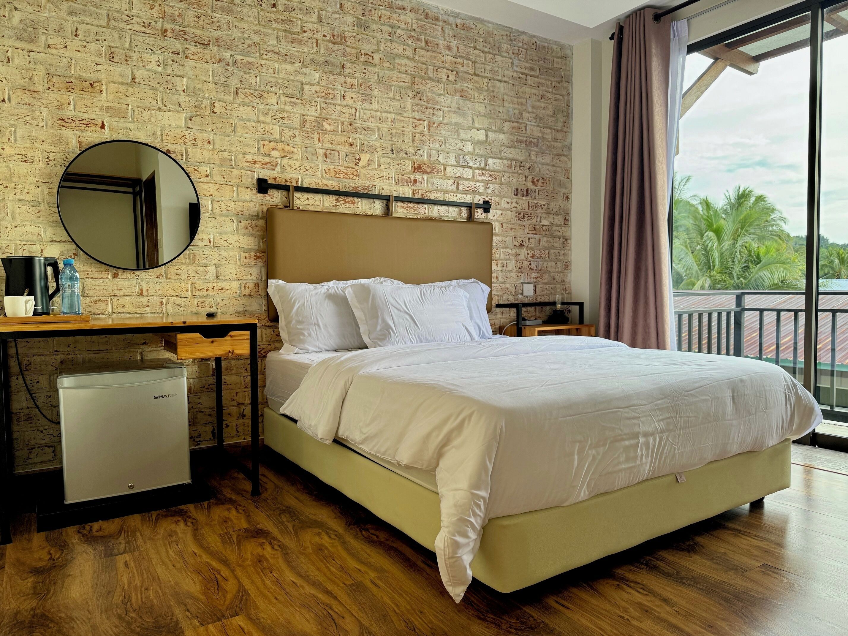 标准双人房, 河景 | 办公桌、笔记本电脑工作区、遮光窗帘、熨斗/熨板