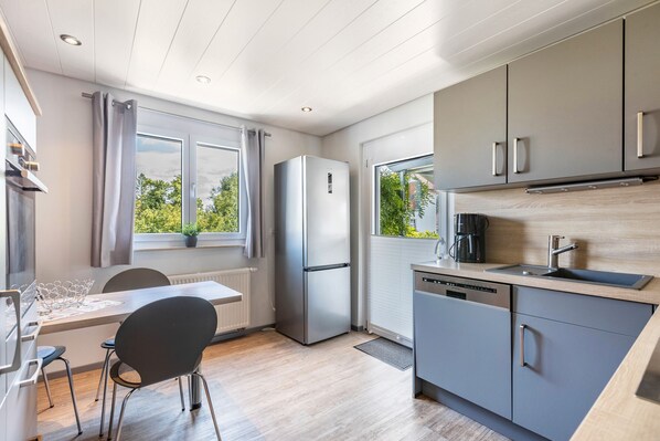 Réfrigérateur, four, plaque de cuisson, lave-vaisselle