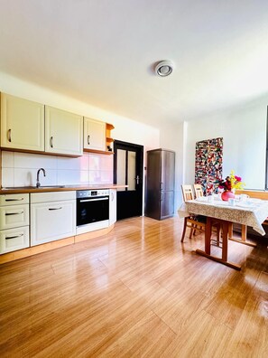 Shared kitchen - Garden Villa by Danube  16 Guests (Vienna)
