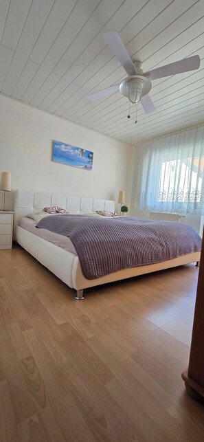 3 chambres, fer et planche à repasser, Wi-Fi, draps fournis