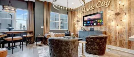 Fernseher, Tischtennisplatte