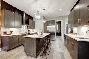 冷蔵庫、電子レンジ、オーブン、コンロ