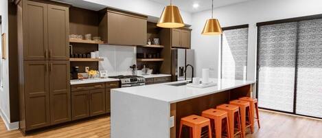 Jääkaappi, mikroaaltouuni, uuni, liesi