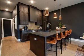 Fridge, microwave, oven, stovetop - The Posse at Hydes Ferry (Nashville)