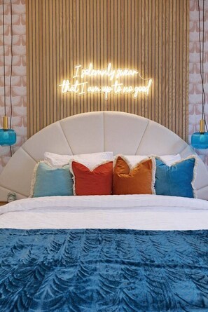 4 bedrooms, iron/ironing board, WiFi, bed sheets - Night at the Disco with private rooftop hot (Nashville)