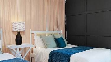 Tabla de planchar con plancha, wifi y ropa de cama