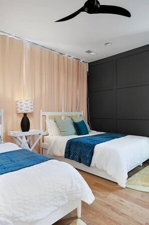 Tabla de planchar con plancha, wifi y ropa de cama 