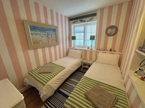 3 habitaciones, tabla de planchar con plancha, wifi y ropa de cama