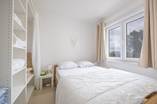 1 bedroom, iron/ironing board, internet