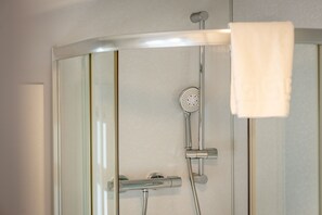 Shower, hair dryer, towels, soap - Melbourne Place (No 23) (St Andrews)