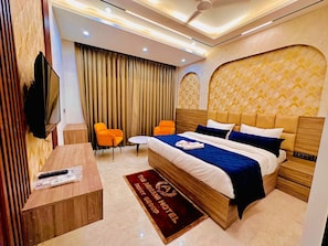 Luxury Double Room | Hypo-allergenic bedding, desk, free WiFi, bed sheets
